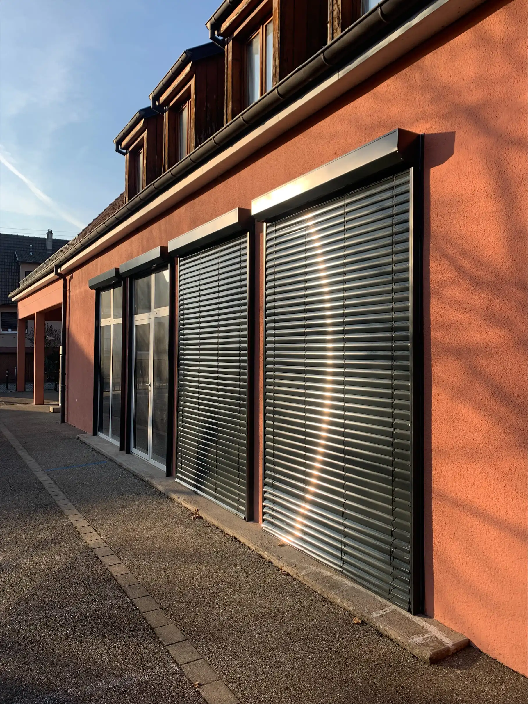 Installation de brise soleil orientables dans une école