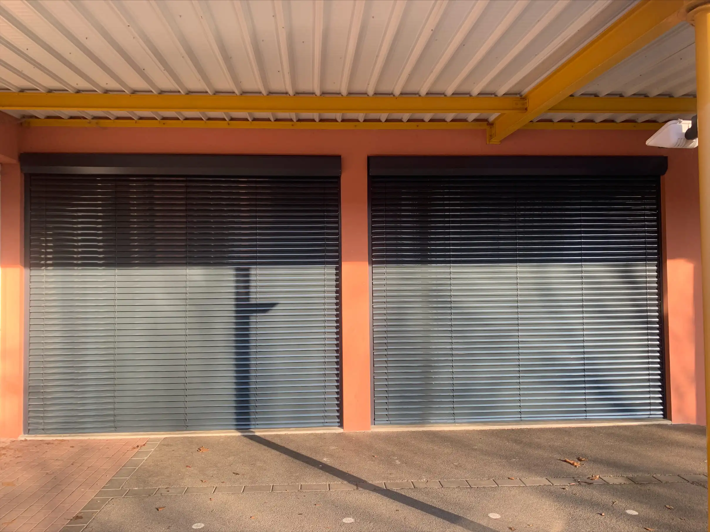 Installation de brise soleil orientables dans une école