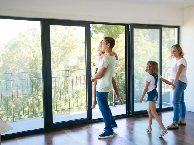 Baie vitrée sur mesure : lumière, confort et modernité pour votre maison